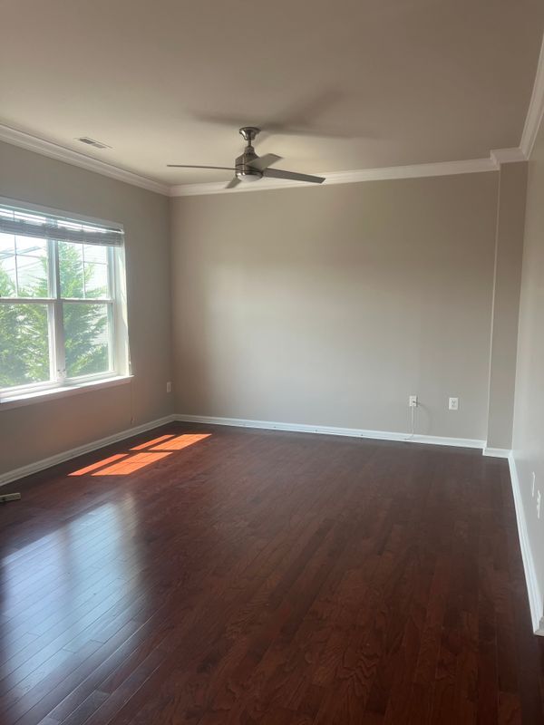 Building Photo - 405 Woodcrest Dr SE