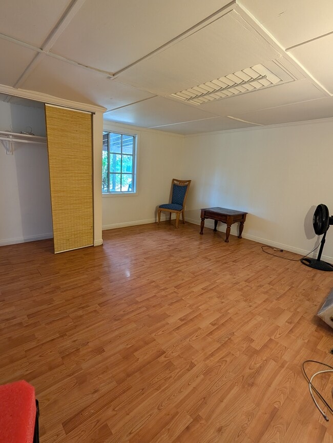 Habitación principal con armario - 7781 Bently Ave