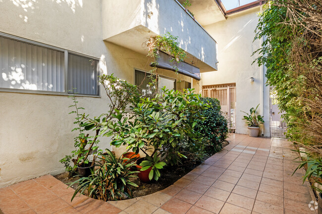 Patio - Lido Apartments - 1831 Glendon Ave