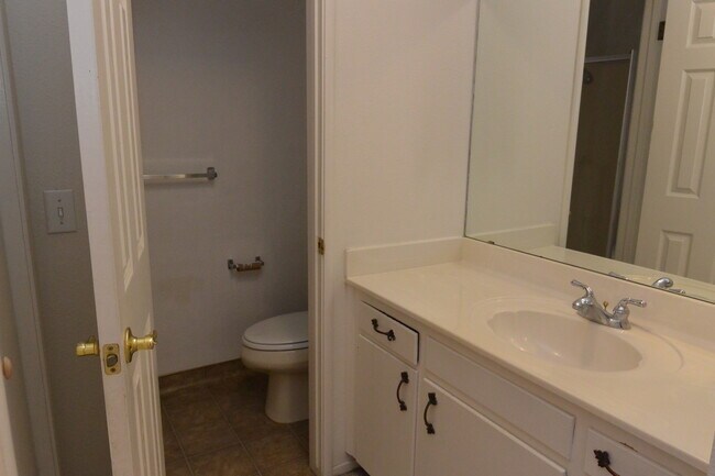 Building Photo - Nice 3 Bed/2 Bath w/POOL + Pool Care & Yar...