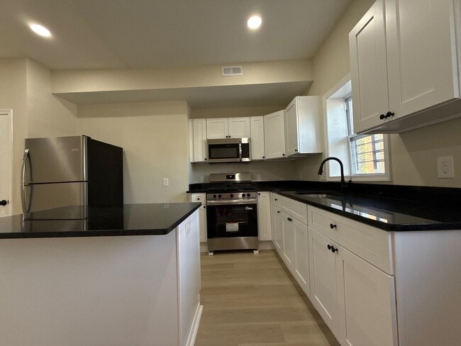 Building Photo - Three Bedroom Home in Baltimore