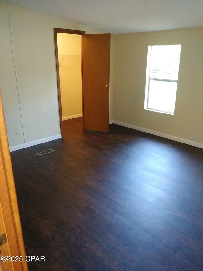 Foto del edificio - 5011 Lake Dr