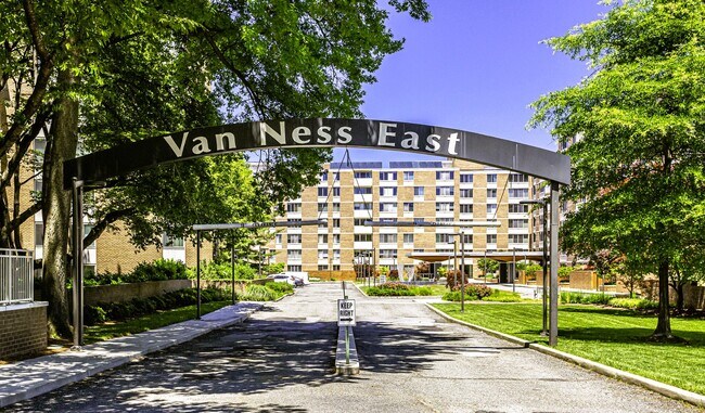 Foto del edificio - 2939 Van Ness St NW