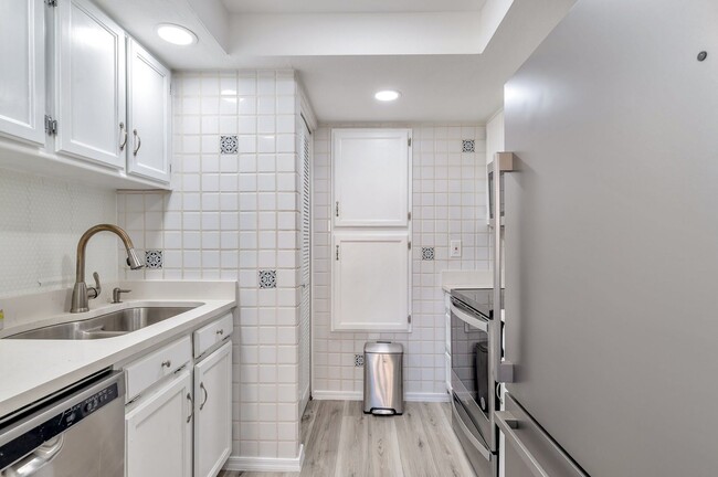 Building Photo - REMODELED/FURNISHED 1 Bed Condo in PRIME L...
