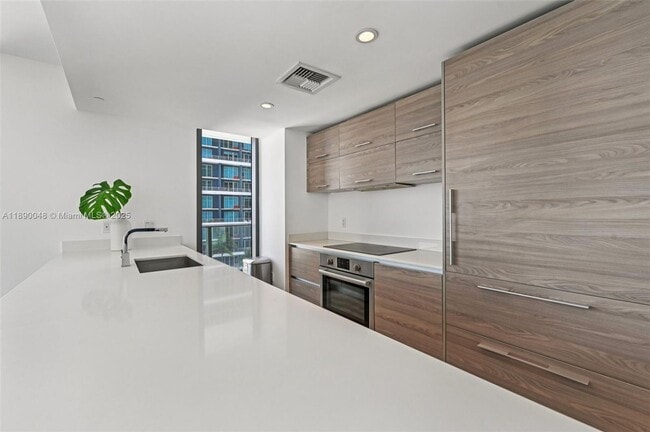 Foto del edificio - 1300 S Miami Ave