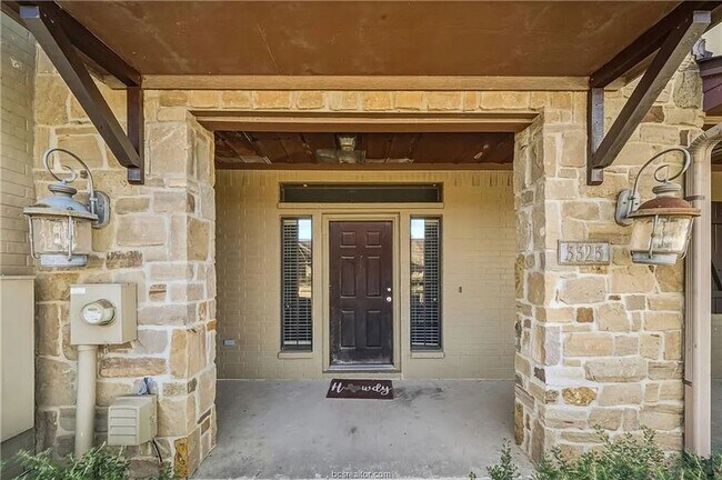 Building Photo - Texas A&M Living at Its Best – Newly Remodeled 4BR/4BA in The Barracks