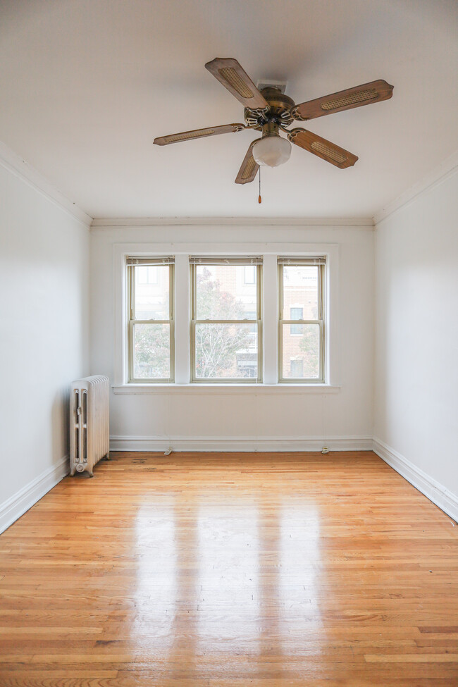 Building Photo - 5258 N Damen Ave