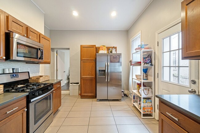 Foto del edificio - 5 bed, 2.5 Bath, Southside Flats