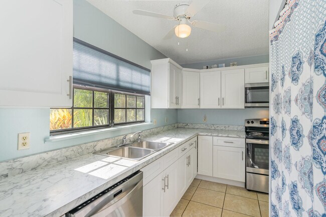 Building Photo - 3118 Manor Dr NE
