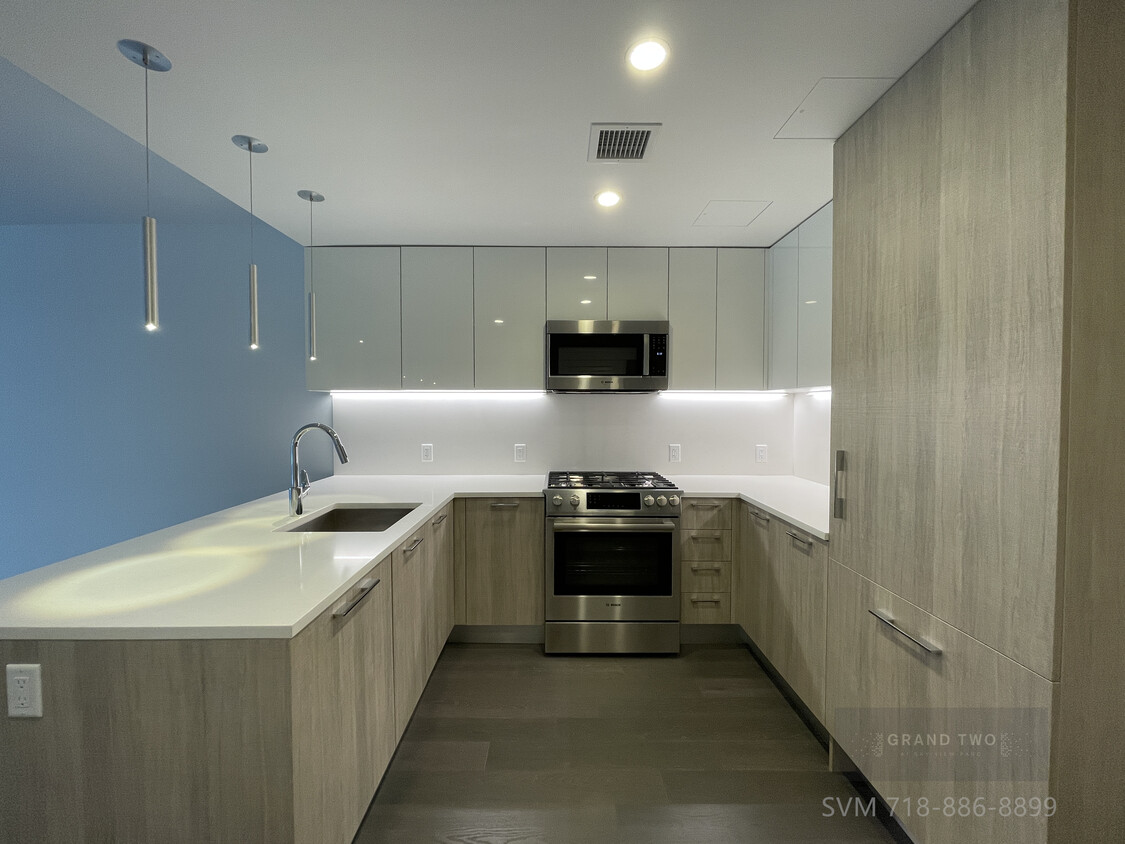 U-shape kitchen - 13103 40th Rd