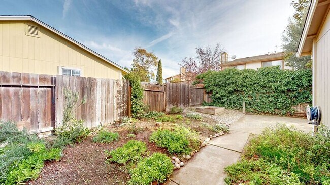 Building Photo - 628 Draco Dr