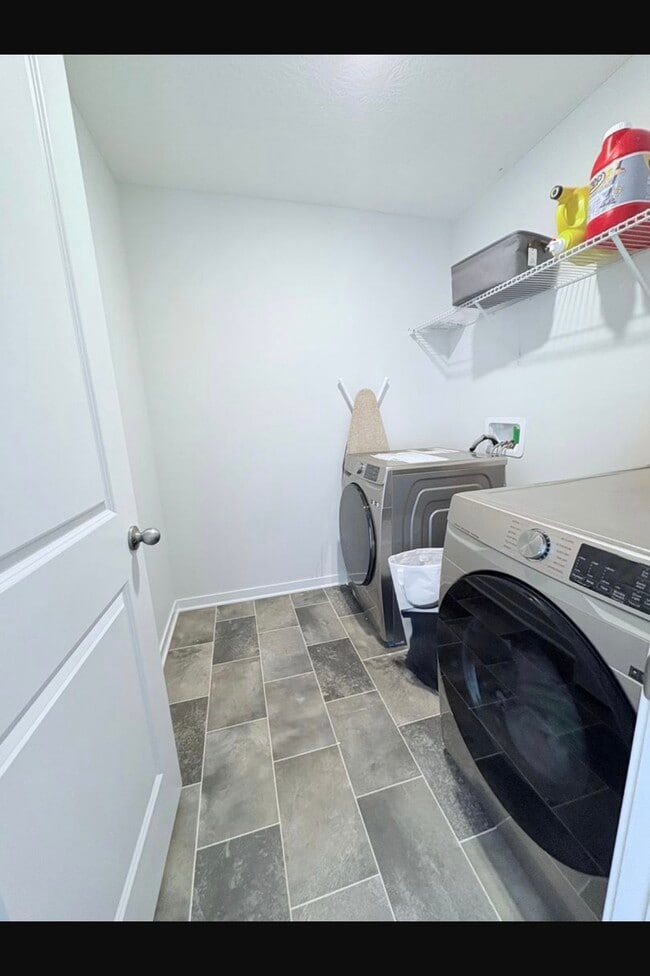 Foto del edificio - 382 Trinity Wy E