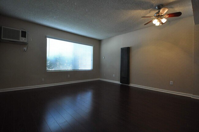 Foto del edificio - 7350 Kester Ave