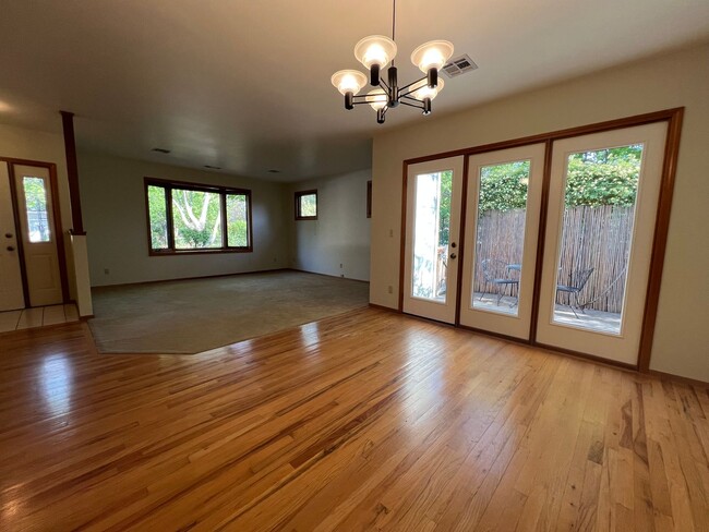 Foto del edificio - Gardener's Dream!  2 Bedroom house on quiet corner lot