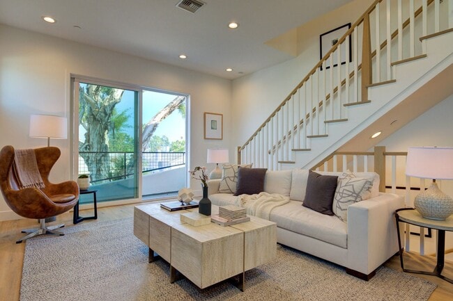 Foto del edificio - Fantastic 2 Story Farm House style Home with 4 Bedrooms and 3 Baths in Mid City area