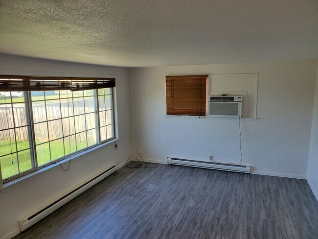 Building Photo - For Rent! Remodeled 3 bed 1 bath in knolls...