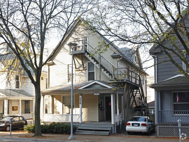Building Photo - 324 Thompson St