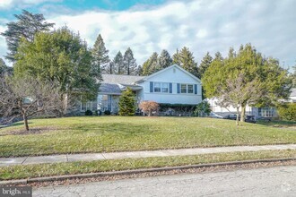 Building Photo - 245 Barclay Cir