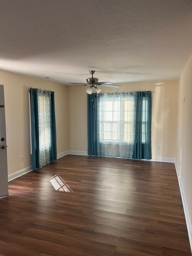 Foto del edificio - 7004 Oak Grove Rd