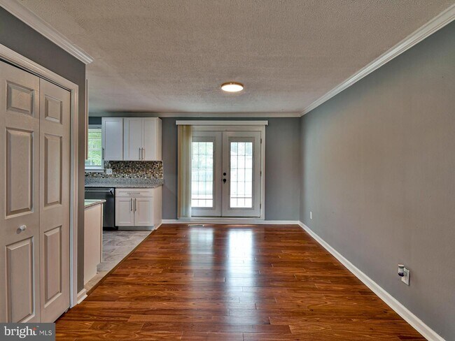 Building Photo - 9303 Small Dr