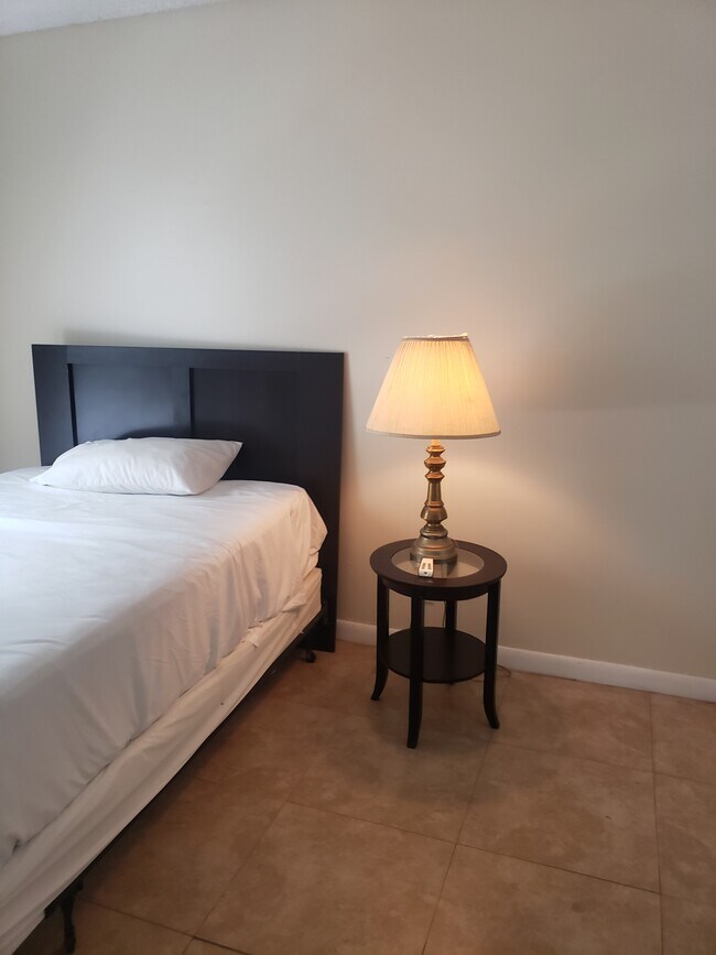 master bed - 2900 Banyan St