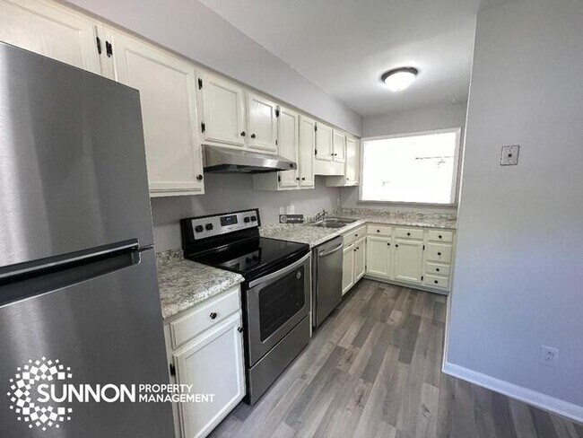Building Photo - 2 BD, 1.5 Bath Townhome in quiet Heathstea...