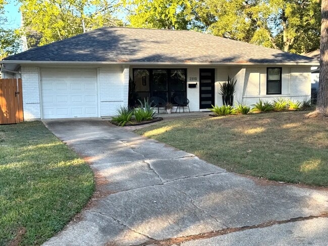 Photo - 2310 Hialeah Dr House