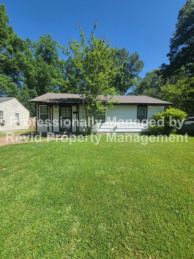 Building Photo - 3 Bedroom home in Berclair!