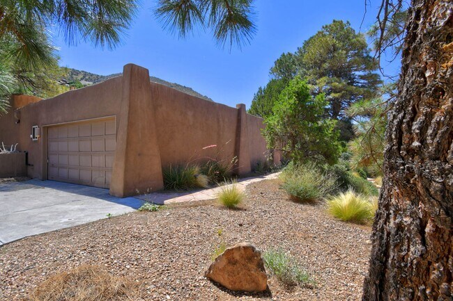 Foto del edificio - Executive 4 bedroom NE Heights home