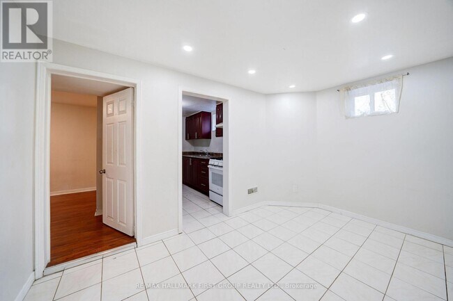 Building Photo - 5 Claresholme Dr