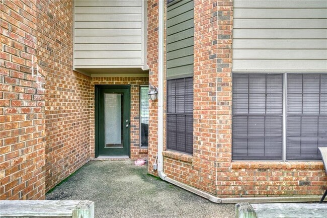 Building Photo - 2400 Longmire Dr