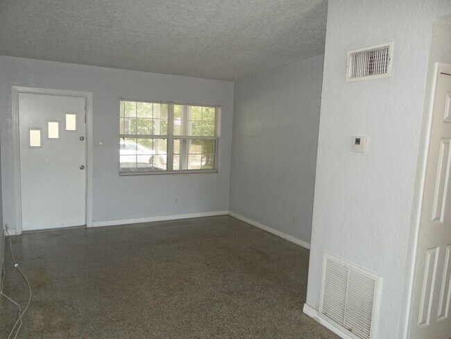 Building Photo - 2 bed, 1 bath in a quiet neighborhood