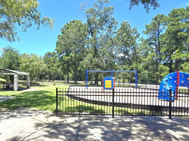 Building Photo - 560 Brandon Rd