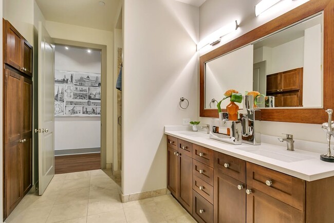 Foto del edificio - 2216 Cedar Springs Rd