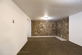 Building Photo - 1215 E 16th St