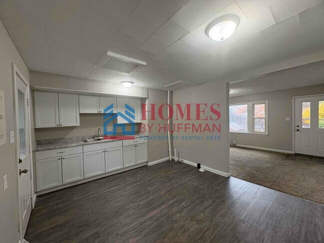 Building Photo - Westside Three Bedroom House