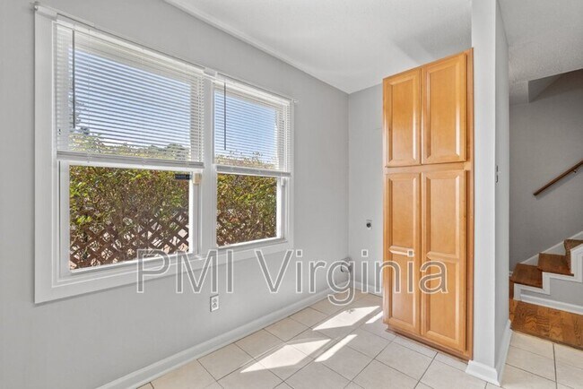 Building Photo - 5948 Clear Springs Ct