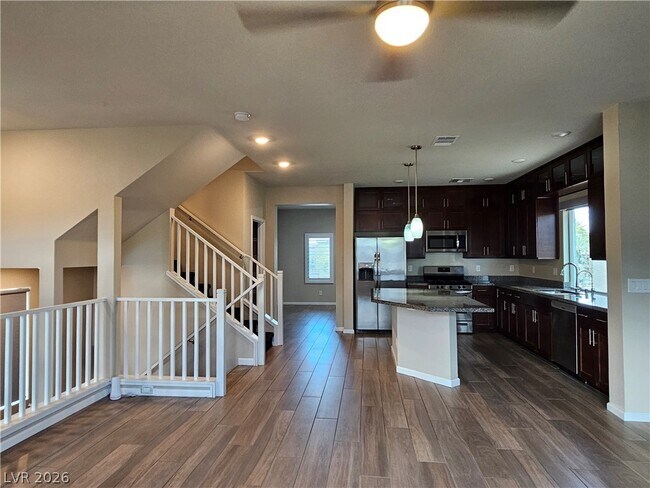 Foto del edificio - 8016 Carpenter Creek Ave