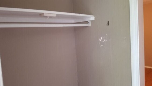 Building Photo - Cute STUDIO Apartment with laundry hookups