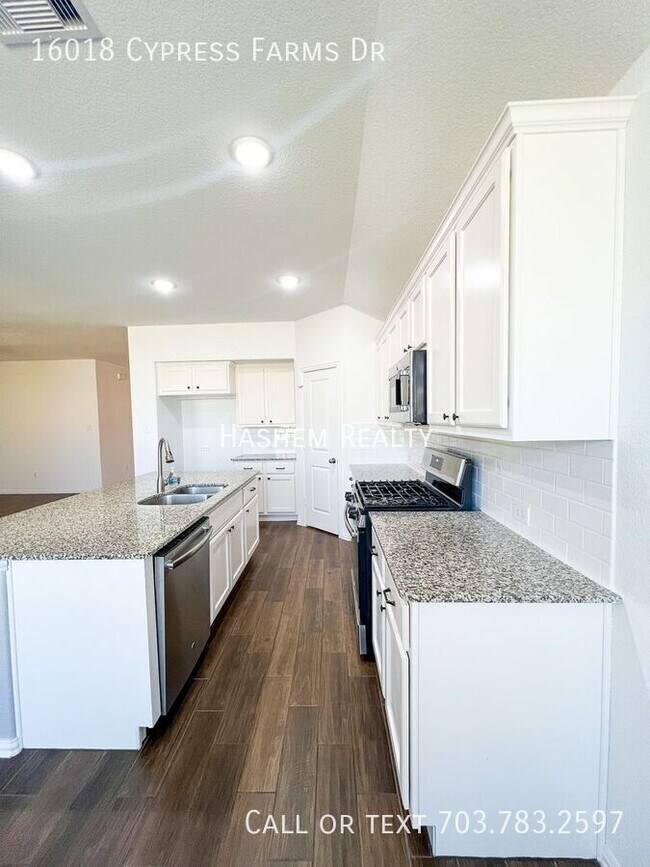 Foto del edificio - 16018 Cypress Farms Dr