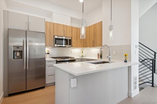 Building Photo - Brand New Build Townhome with Rooftop and ...