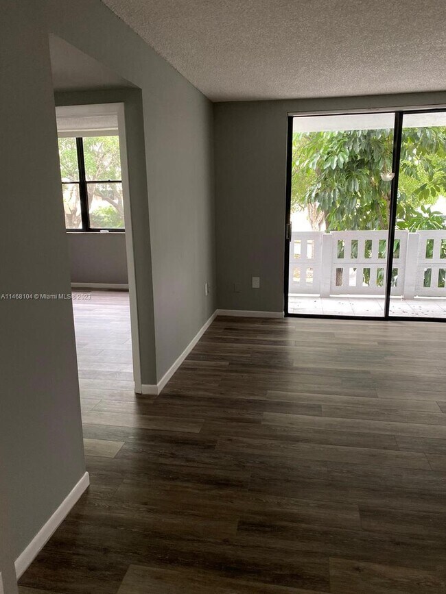 Foto del edificio - 919 Hillcrest Dr