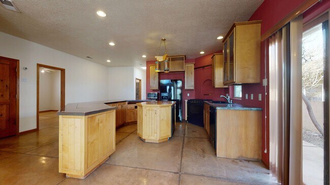 Foto del edificio - BEAUTIFULL 3 Bedroom  2 Bath IN THE FOOTHILLS