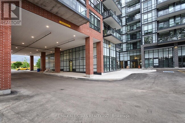 Building Photo - 681 Yonge St