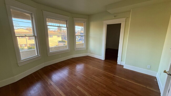 Building Photo - 3 bed 1 bath 1902 historic PDX original SE...