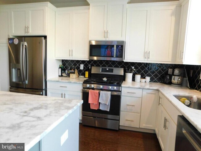 Building Photo - 16740 River View Cir
