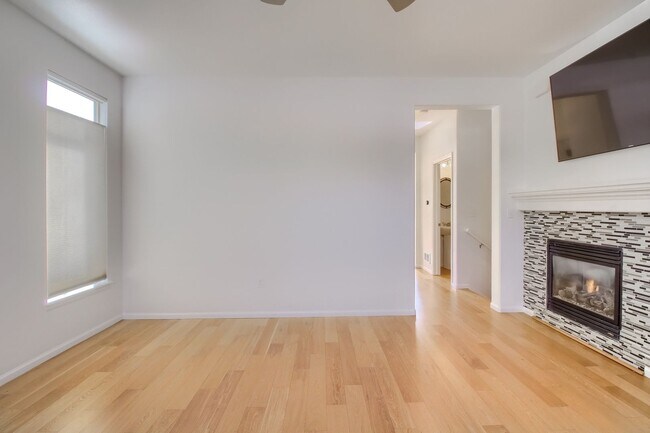 Foto del edificio - 2bd End Unit Townhouse Near Mall and Light...