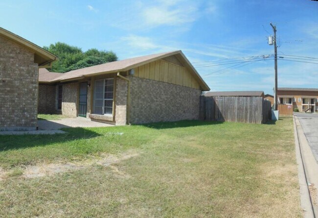 Building Photo - 504 Skyline Ave