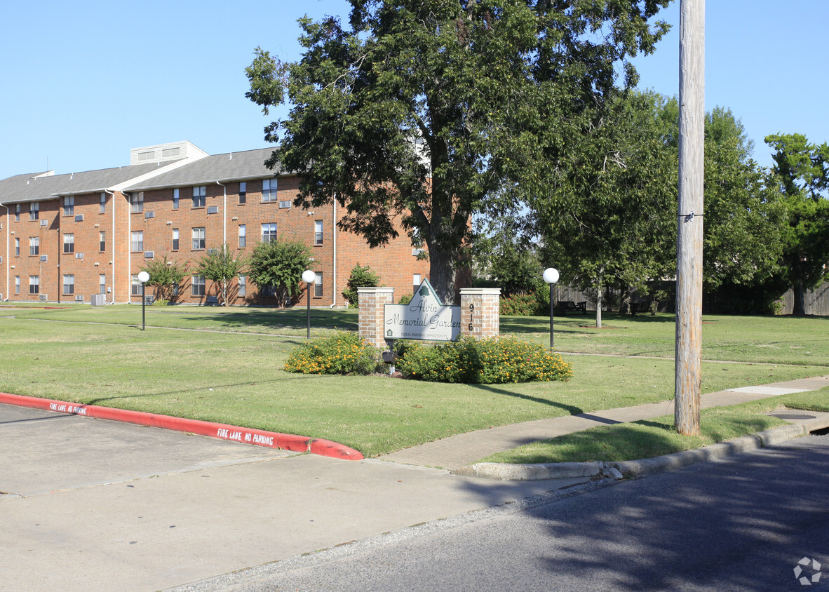 Building Photo - Alvin Memorial Gardens
