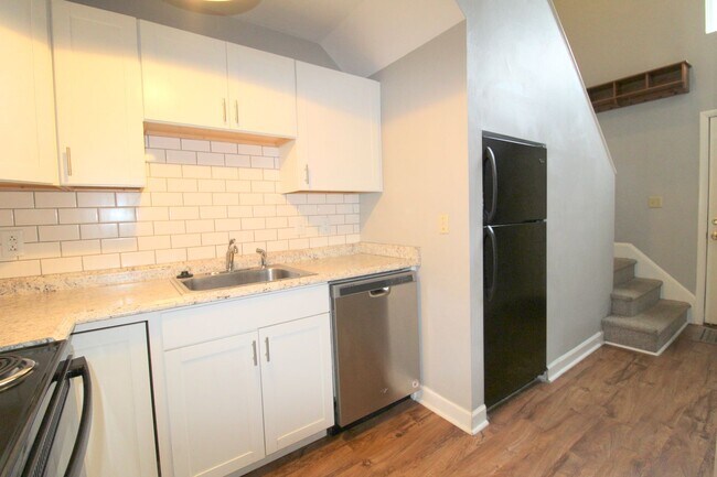 Building Photo - 1374 Bradley Dr